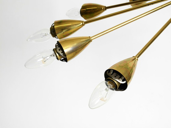 Image 1 of Rarissimo splendido lampadario a 12 bracci in ottone del Mid Century con paralumi in vetro opalino