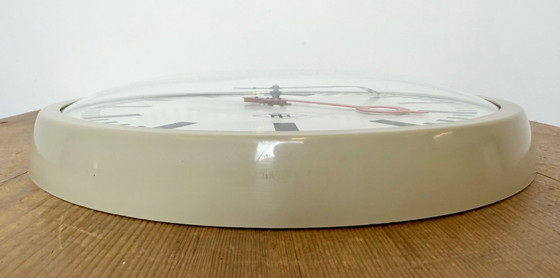 Image 1 of Grijze industriële wandklok uit Tennessee, jaren 60.