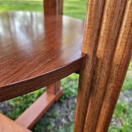 Image 1 of Tavolino laterale classico in legno di forma rotonda