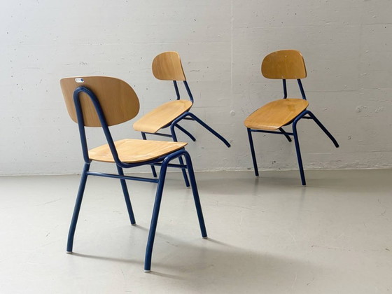 Image 1 of 4 vintage stapelstoelen van het Schönauer schoolmeubilair