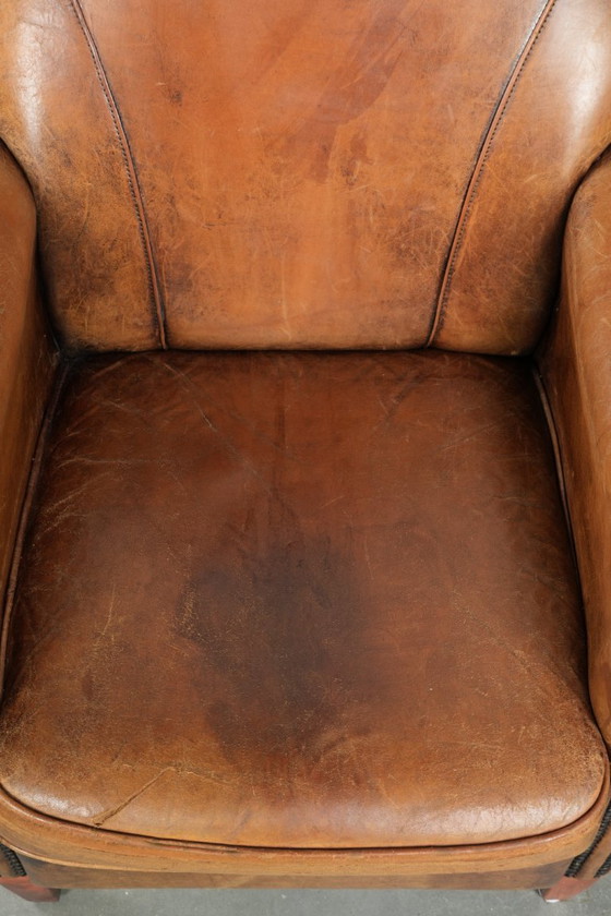 Image 1 of Karaktervolle schapenleren fauteuil met een mooie vintage look en een afwerking met siernagels