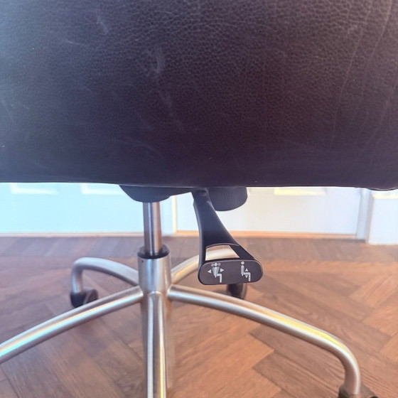 Image 1 of Label kuipstoeltje – leer – draaibaar – op wielen