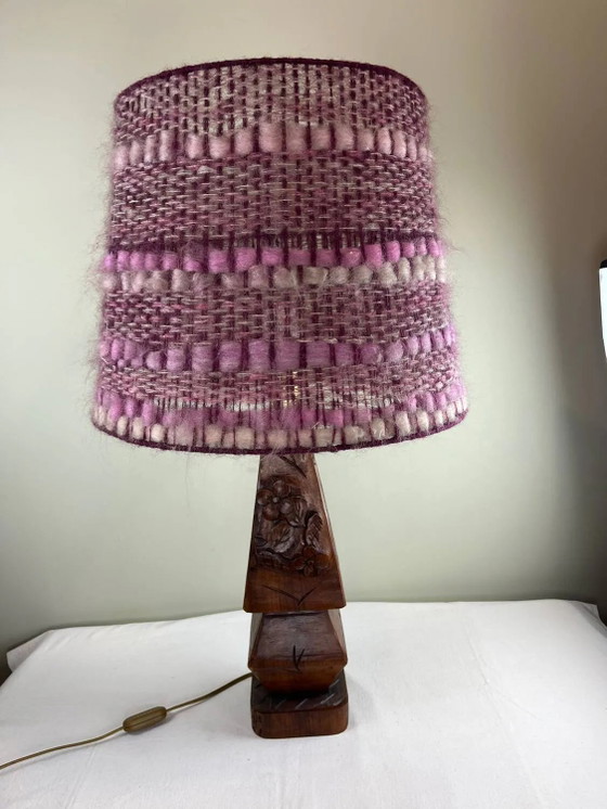 Skulptierte Holz-Tischlampe, Woll-Lampenschirm. – Tischlampen, Wool, Wood, Brutalist (photo 16 of 19)