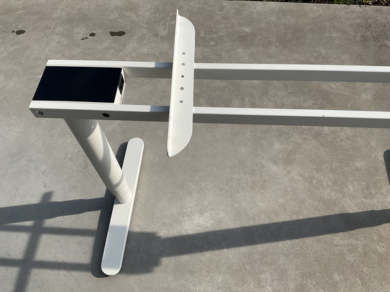 Image 1 of Scrivania IKEA regolabile in altezza, laccata bianca, 80 cm x 160 cm, con funzionamento elettrico.