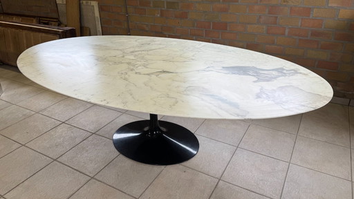 KNOLL Eero Saarinen Tavolo ovale 'TULIP' a Calacatta (2m44)
