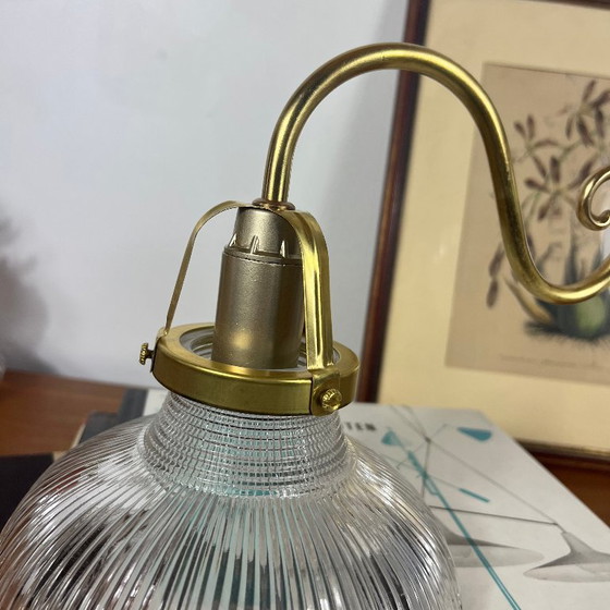 Applique a collo di cigno in ottone con tulipano in vetro striato tipo Holophane rosone in ceramica – Glass (photo 7 of 9)