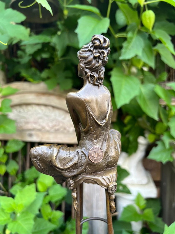 Image 1 of Bronzeskulptur einer sitzenden Dame auf einem Hocker