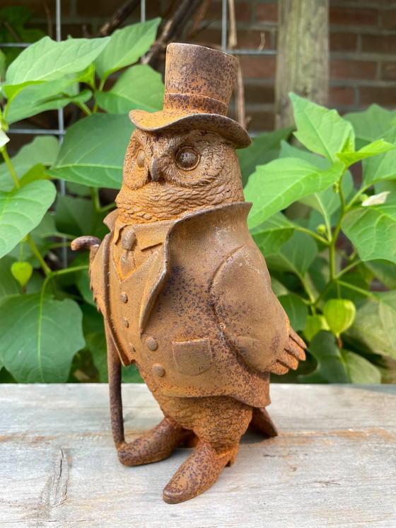 Image 1 of Hibou en costume avec canne et chapeau Statue en fonte