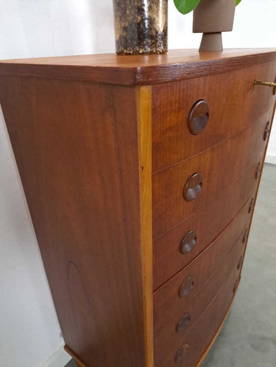 Image 1 of Cassettiera curva danese con 7 cassetti e maniglie rotonde