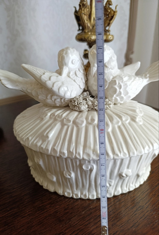 Vintage Italiaanse keramische sieradendoos met witte glazuurlaag en duiven. – Decoratieve objecten, Ceramic (photo 8 of 10)