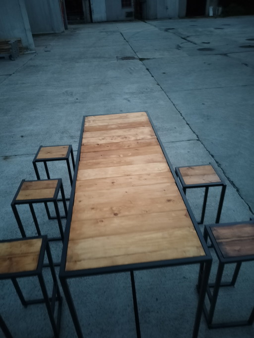 Mesa de bar de diseño con 6 sillas de bar