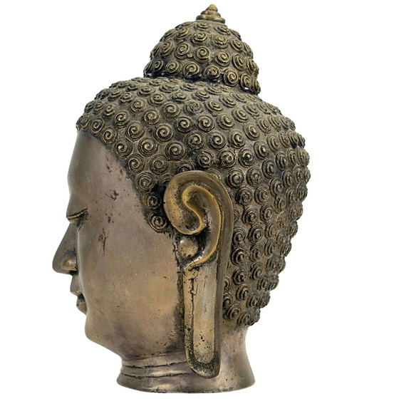 Patinated brass-bronze Buddha head in classic Thai Sukhothai style. – Sculpture, Vintage (photo 5 of 8)