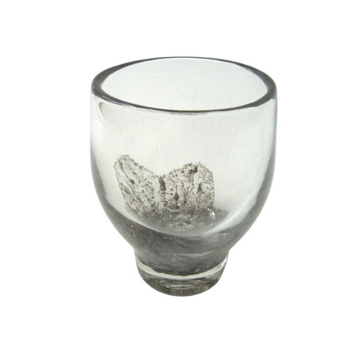 Jarrón de cristal con decoración dorada en el vidrio