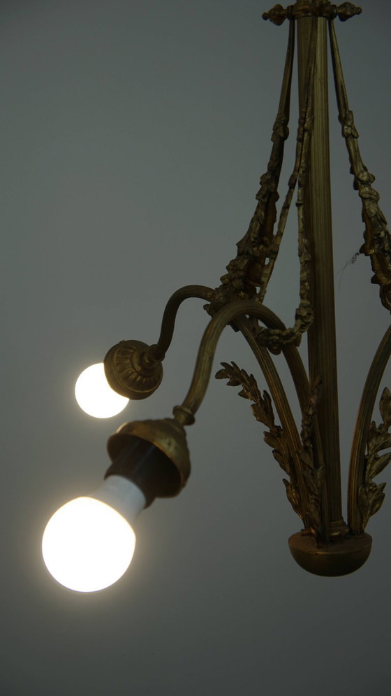 Image 1 of Lámpara colgante antigua con detalles dorados y ornamentados y 3 portalámparas.