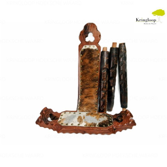 Image 1 of Silla/taburete español de 3 patas con asiento de piel de vacuno