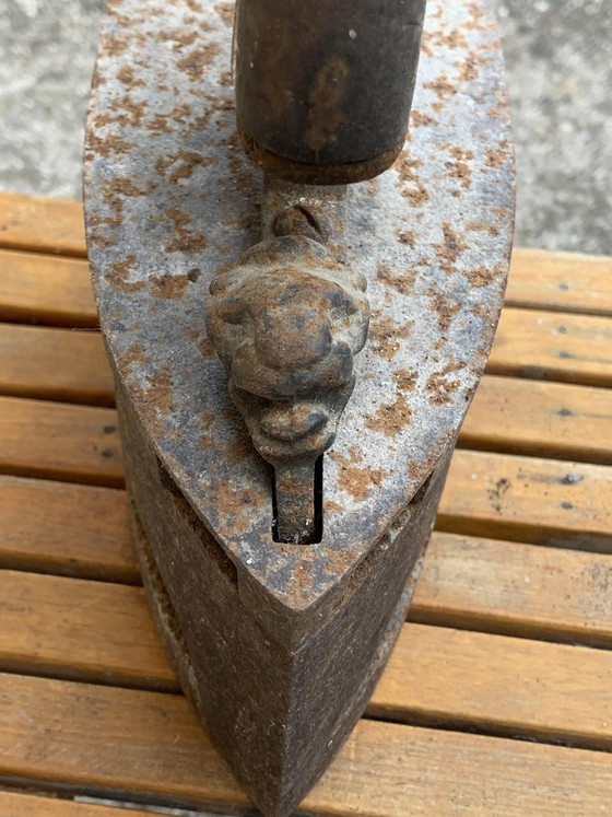 Antikes Kohlebügeleisen mit Holzgriff, 1890 – Dekorative Objekte, Vintage (photo 3 of 6)