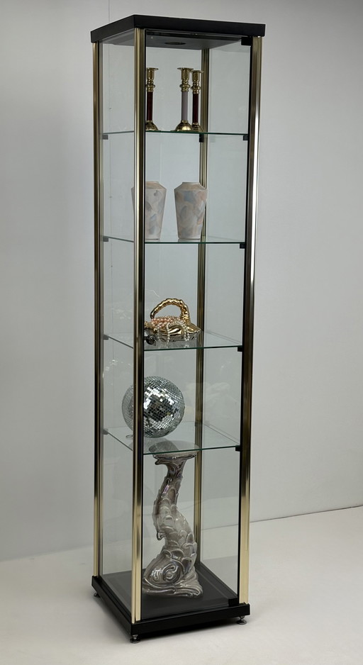 Grote messing kleurige aluminium vitrinekast met deur, slot en glazen plankjes