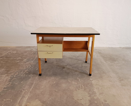 Scrivania vintage di piccole dimensioni, in legno e laminato.