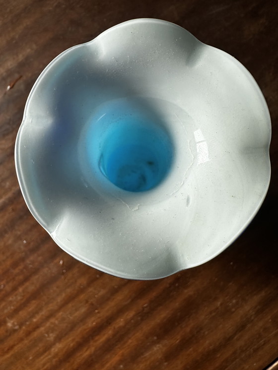 Image 1 of Vase in Pontil glass - Blue - White - Floral decoration and handles - Handmade H 17 cm