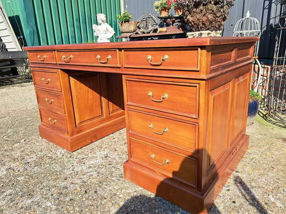 Image 1 of Klassischer englischer Schreibtisch, Desk, mit Ledereinlage in neuem Zustand Größe 150x75 und 76cm hoch