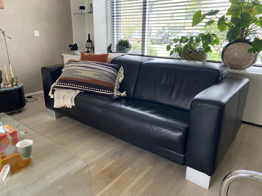 Canapé en cuir noir avec assise à réglage électrique