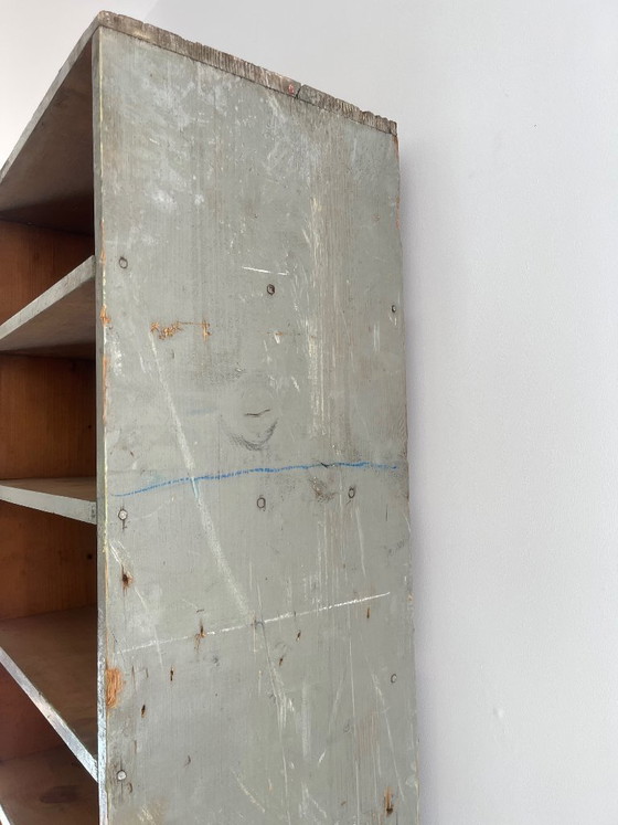 Image 1 of Großer antiker Werkstattschrank mit patinierten Holzfächern, 20. Jahrhundert.