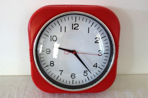 Image 1 of Horloge murale rouge en métal vintage