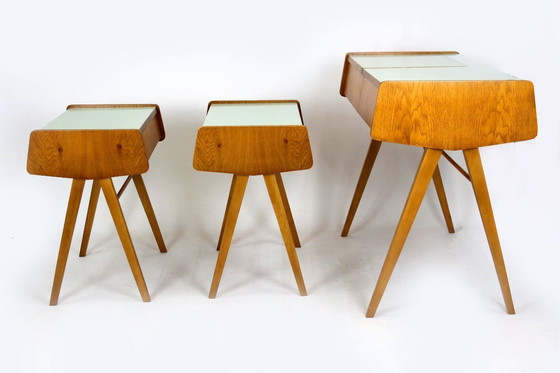 Image 1 of Tables de chevet restaurées de style Mid-Century avec coiffeuse, Tchécoslovaquie, années 1960, ensemble de 3