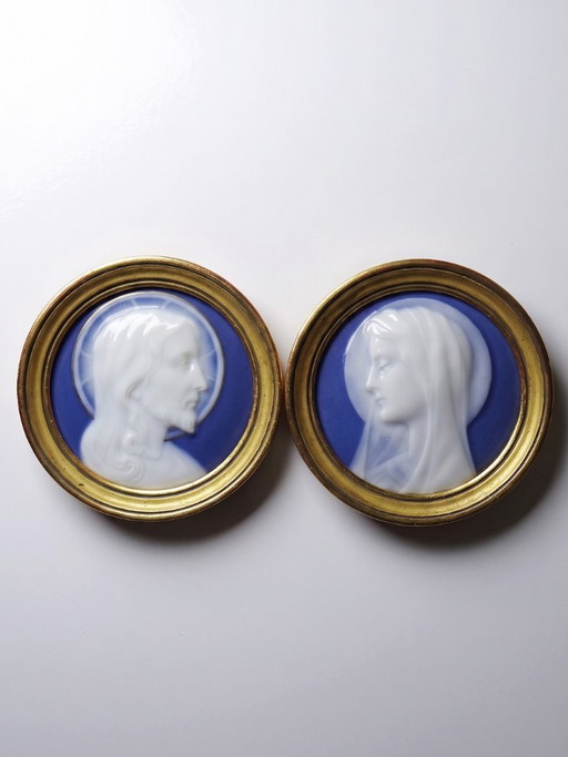 Par de medallones religiosos de porcelana de Limoges, circa 1900-1930.