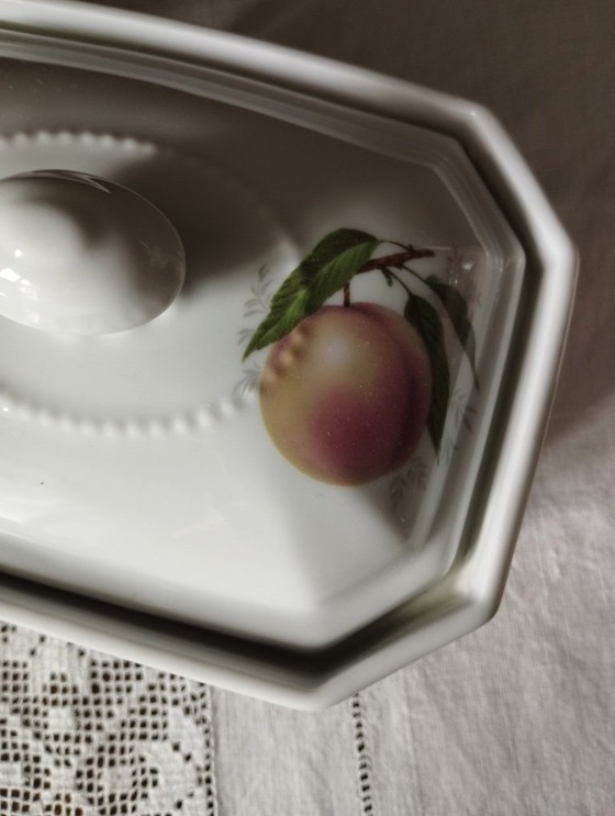 Image 1 of Antieke achthoekige terrine van wit porselein met veelkleurige fruitdecoratie.