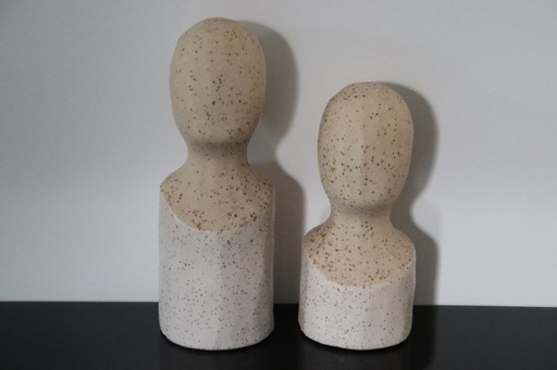 2 statues BATTUDA en céramique crème mate