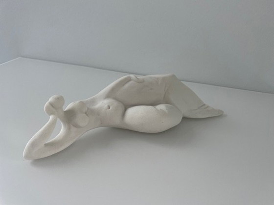 Image 1 of Escultura estilizada de una mujer reclinada