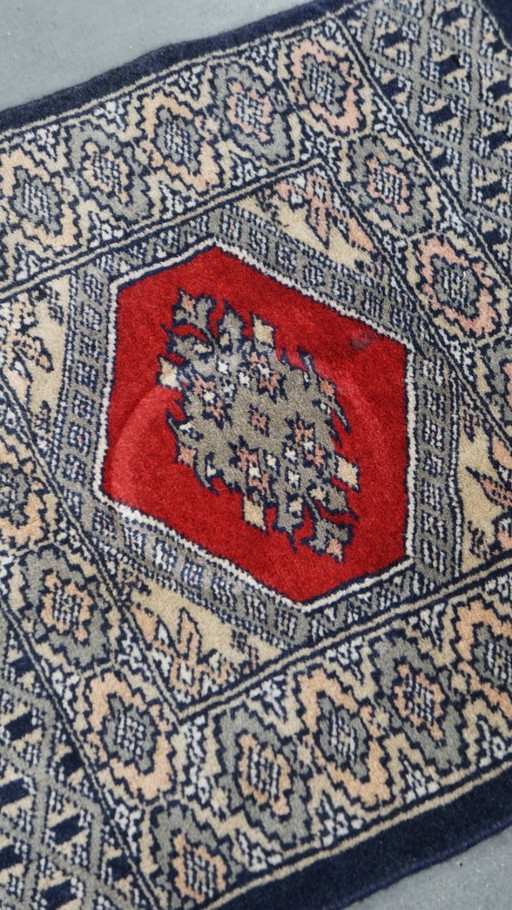 Handgeknüpfter Deko-Teppich/Tischdecke in dunkelblau und rot 47x46cm