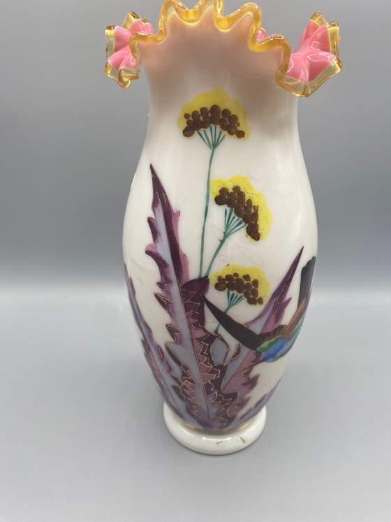 Vase en opaline émaillée polychrome à bordure festonnée rose et or – Époque Napoléon III – Verres et carafes (photo 3 of 6)