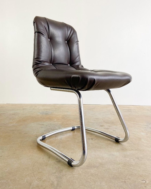 Silla vintage con estructura tubular, diseño de los años 70.