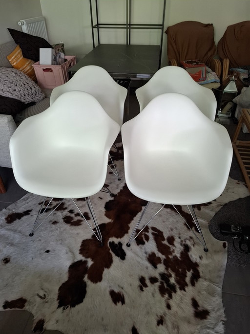4 Fauteuil Vitra Eames en plastique
