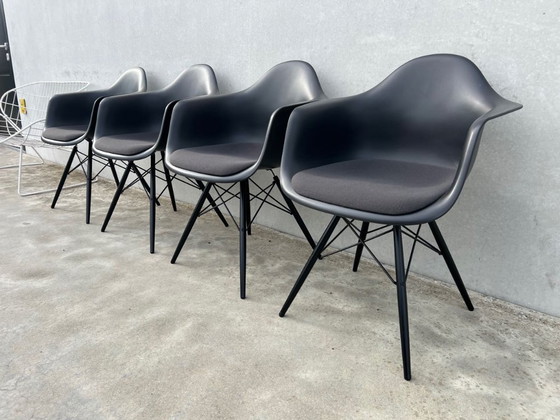 4x Vitra Eames DAW armchair – Dining chairs, Wood, Plastic (photo 6 of 16)