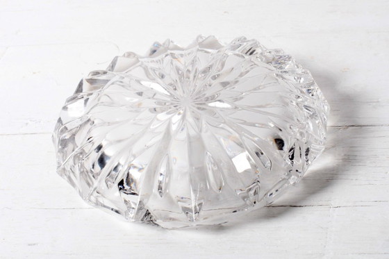Vintage asbak van zwaar geslepen glas, groot rond accessoire uit het midden van de 20e eeuw. (photo 5 of 11)