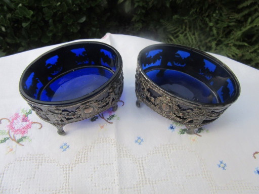 Par de saleros antiguos plateados con inserciones azul cobalto (adjuntos) – tafelaccessoires, Glass, Metal (photo 2 of 11)