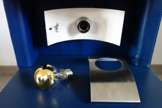 Exclusivo par de mesitas de noche de estilo futurista, fabricadas en piel sintética y aluminio cepillado, (photo 12 of 17)