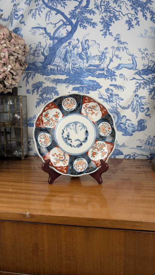 Imari porcelain plate signed with late 19th century Japanese spring décor
