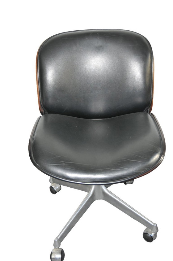 4 Sedie da ufficio girevoli nere in pelle e legno, MIM, Nero, Mid Century Modern (foto 2 di 5)