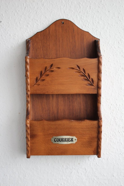 Altes französisches Briefregal aus Holz mit dekorativer Schnitzerei 2 Ablagen