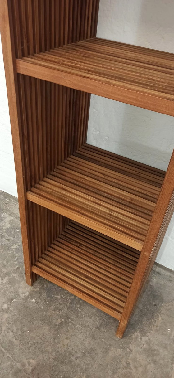 Image 1 of Bibliothèque en bois à lattes