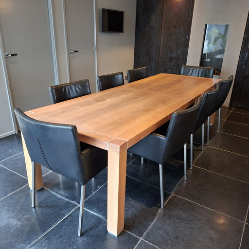 Malofancon dinning table, incl 8 leather chairs.