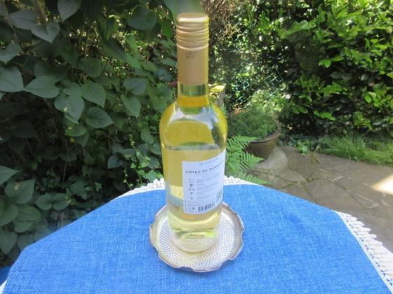 Image 1 of Grand dessous de verre ou plateau à épingles Wiskemann en forme de carafe martelée, vintage