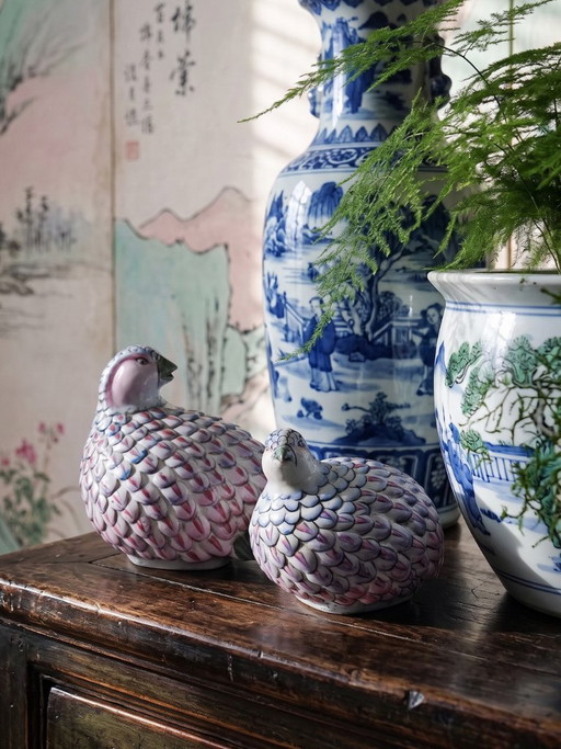 Een paar handbeschilderde Chinese porseleinen kwartels, jaren 1960-1970.