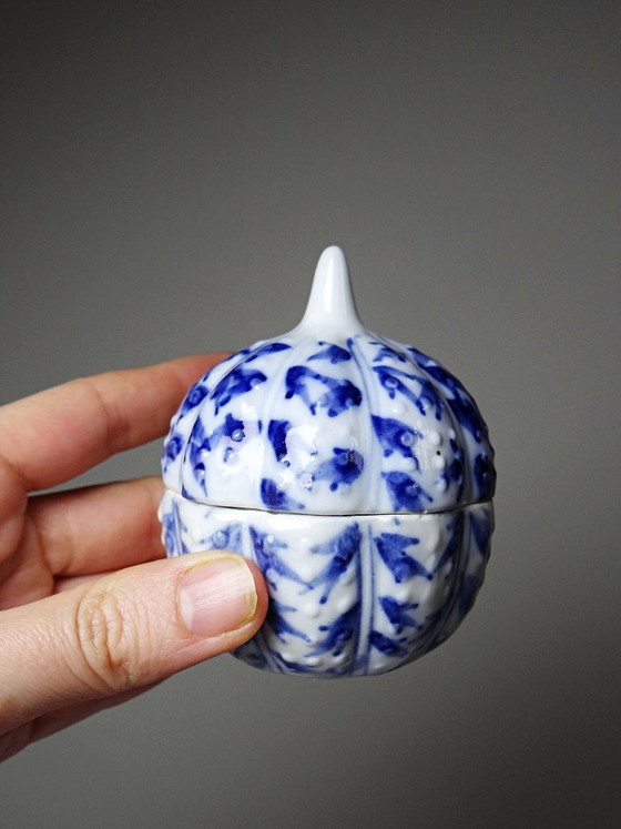 Image 1 of Pequeño joyero antiguo de porcelana china azul y blanca pintado a mano.