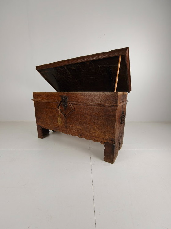 Image 1 of Elegante cofre de roble del siglo XVIII – datado en 1756