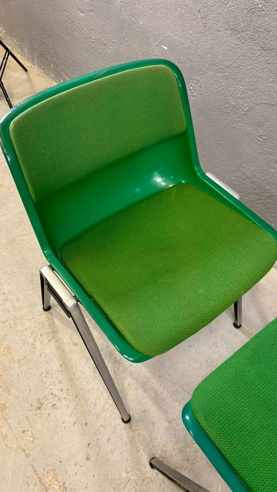 Image 1 of Een paar groene plastic conferentiestoelen in mid-century modern stijl, met chromen frame, jaren 1985, Italië